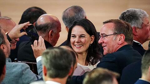 Außenministerin Annalena Baerbock nimmt derzeit am Jubiläumsgipfel der Nato in Washington teil. In einem CNN-Interview erklärt sie, nicht erneut die Kanzlerkandidatur der Grünen anzustreben.