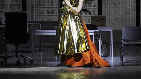 Die schwedische Sopranistin Malin Byström als goldhungrige Danae in Claus Guths Inszenierung der Oper von Richard Strauss im Nationaltheater.