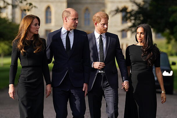 Herzogin Meghan (re.) und Prinz Harry (2. v. re.) sind beim britischen Volk in Ungnade gefallen. Somit liegt es wohl an Prinzessin Kate (li.) und Prinz William (2. v. li.) den Ruf des Königshauses zu retten, meint die Expertin. Herzogin Meghan (re.) und Prinz Harry (2. v. re.) sind beim britischen Volk in Ungnade gefallen. Somit liegt es wohl an Prinzessin Kate (li.) und Prinz William (2. v. li.) den Ruf des Königshauses zu retten, meint die Expertin.