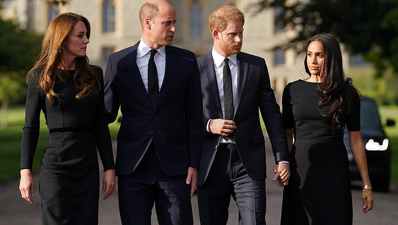 Herzogin Meghan (re.) und Prinz Harry (2. v. re.) sind beim britischen Volk in Ungnade gefallen. Somit liegt es wohl an Prinzessin Kate (li.) und Prinz William (2. v. li.) den Ruf des Königshauses zu retten, meint die Expertin. Herzogin Meghan (re.) und Prinz Harry (2. v. re.) sind beim britischen Volk in Ungnade gefallen. Somit liegt es wohl an Prinzessin Kate (li.) und Prinz William (2. v. li.) den Ruf des Königshauses zu retten, meint die Expertin.