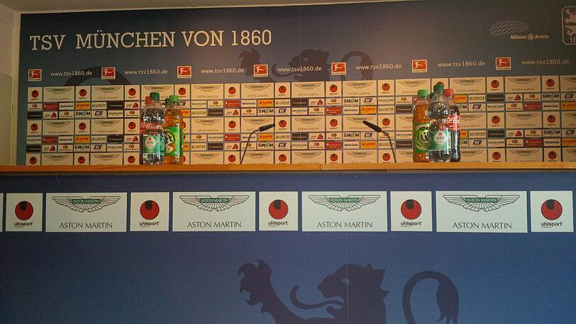 Die Sponsoren-Wand des TSV 1860 vor der pressekonferenz zum Zweitliga-Auftakt.