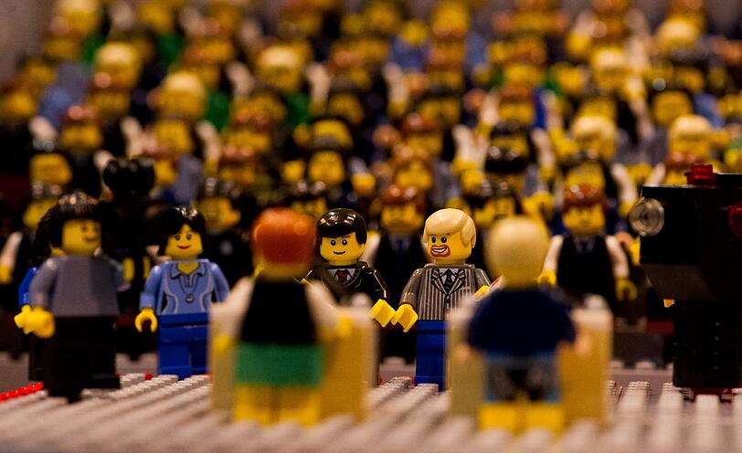 Das Interesse der Legomenschen am TV-Duell ist groß. in Lego-TV hatte es einen Marktanteil von fast einem Drittel.