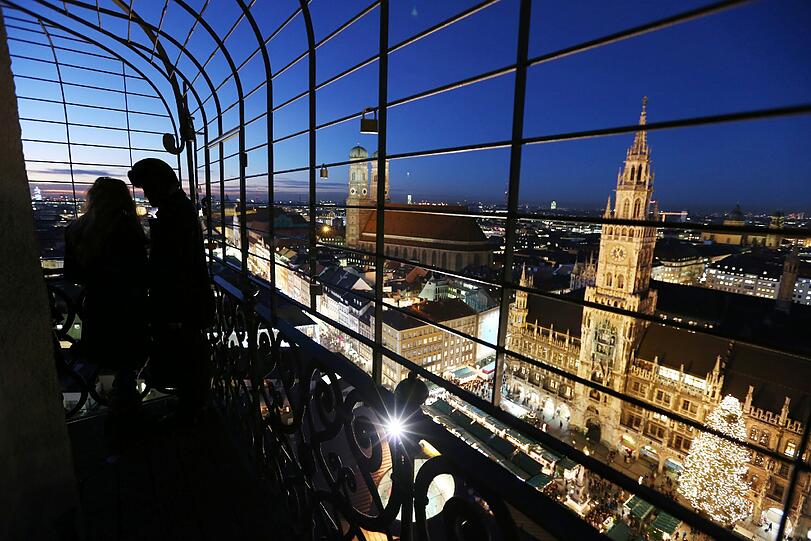 Das Goldstück der Stadt: Das hell erleuchtete Rathaus, vom Alten Peter aus gesehen.