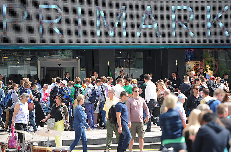 Eröffnung am Berliner Alexanderplatz: Etliche Menschen stehen vor einer Primark-Filiale.