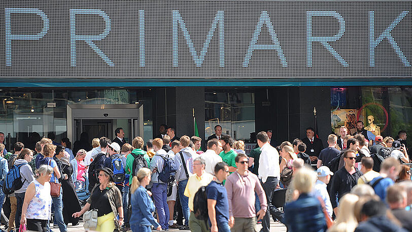 Eröffnung am Berliner Alexanderplatz: Etliche Menschen stehen vor einer Primark-Filiale. Eröffnung am Berliner Alexanderplatz: Etliche Menschen stehen vor einer Primark-Filiale.