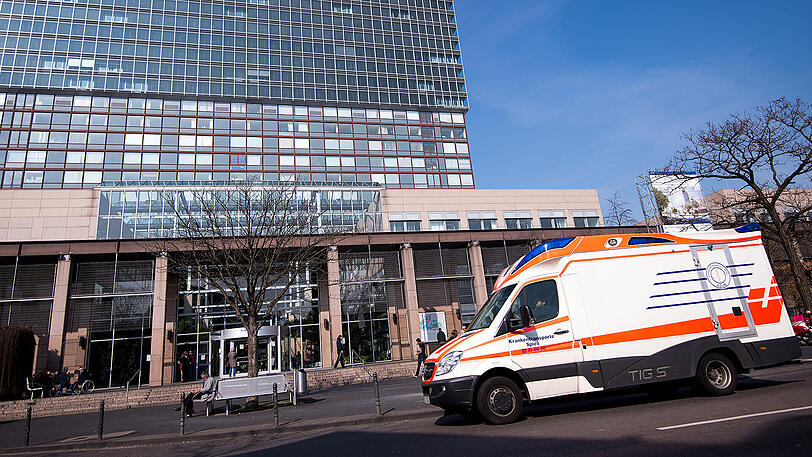 In der Kölner Universitätsklinik wurde ein Patient tot aufgefunden.