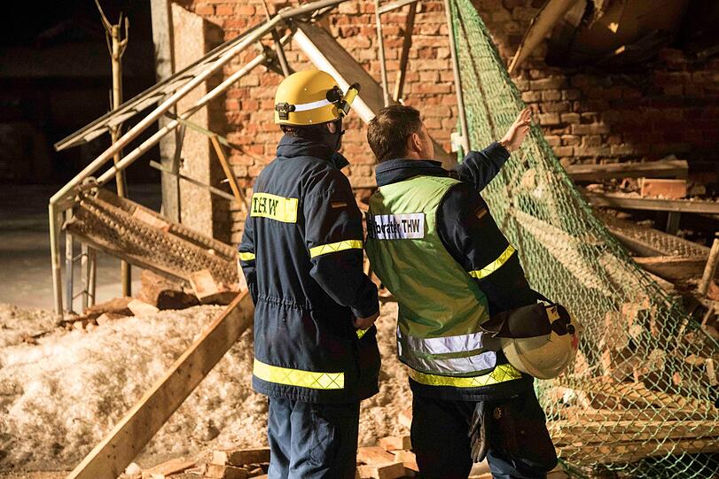 Ein unbewohntes Gebäude stürzte in Traunstein am Montagabend unter der Schneelast ein. Die Bilder vom Feuerwehreinsatz.