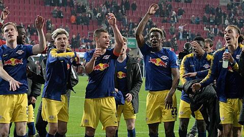 Leipzigs Spieler feiern mit den Fans in Augsburg den Einzug ins Pokal-Halbfinale.