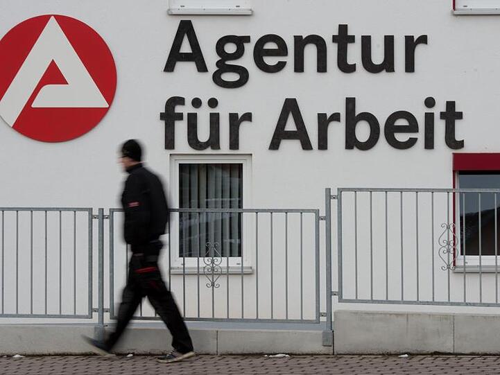 Wer ein Jobangebot ausschlägt oder eine Fördermaßnahme ablehnt, läuft Gefahr, dass ihm für drei Monate Geld gestrichen wird.