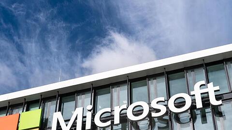 Microsoft profitiert davon, dass momentan viele von Zuhause arbeiten.