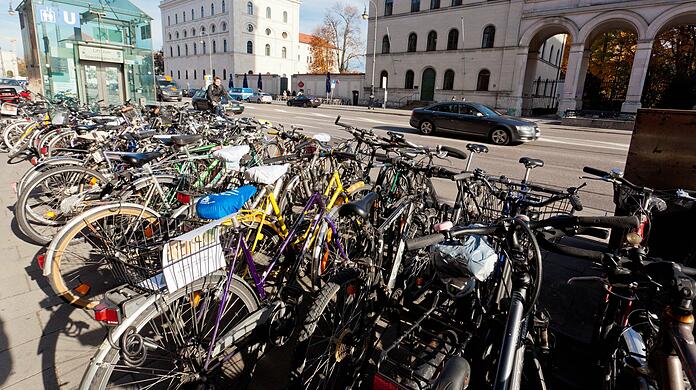 Fahrradständer an der Leopoldstraße im Bereich der Universität.