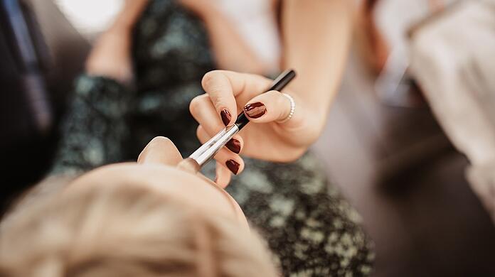 Die Make-up-Kurse sollen die Teilnehmerinnen vor allem auch ermutigen, sich und etwaige Veränderungen im Zuge der Krebserkrankung zu akzeptieren.