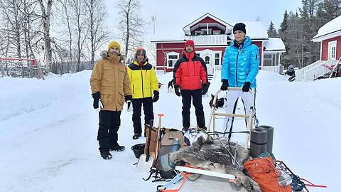"Das Traumschiff: Lappland": Pekka Nilson (Maria Höfl-Riesch, r.) weist Max Parger (Florian Silbereisen, 2.v.r.), Patrick Steiner (Daniel Fritz, l.) und Mike Bergmann (Tayfun Baydar, 2.v.l.) ins Führen von Hundeschlitten ein.