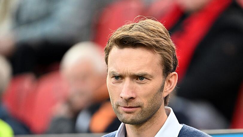 Simon Rolfes steht im Stadion.