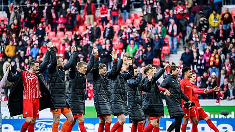 Die Freiburger Spieler bedanken sich nach der Partie bei den Fans.
