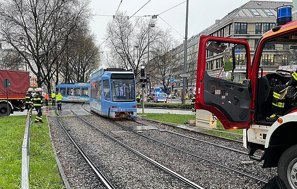 Eine zweite Trambahn zog den Unfallzug zur Schadenskontrolle und Reparatur ins Depot.