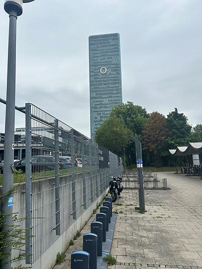 Kein Hochhaus in München ist höher als das Uptown. Kein Hochhaus in München ist höher als das Uptown.