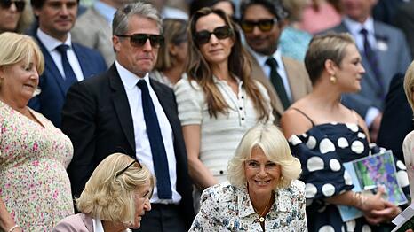 Königin Camilla besuchte Wimbledon ohne Charles  - dafür im Beisein von Hugh Grant.