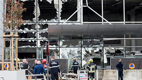 Die Abflughalle des Flughafens wurde durch die Explosionen schwer besch&auml;digt. (Archivbild)