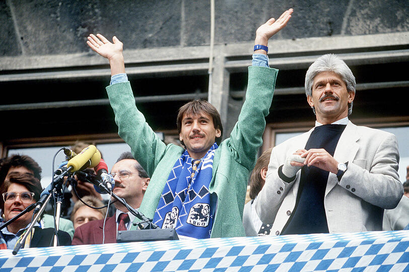 1860-Trainer Werner Lorant (r.) und St&uuml;rmer Peter Pacult feiern im Juni 1994 den L&ouml;webn-Durchmarsch in die Bundesliga auf dem Rathausbalkon am Marienplatz.