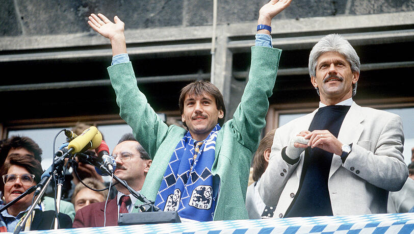 1860-Trainer Werner Lorant (r.) und St&uuml;rmer Peter Pacult feiern im Juni 1994 den L&ouml;webn-Durchmarsch in die Bundesliga auf dem Rathausbalkon am Marienplatz.