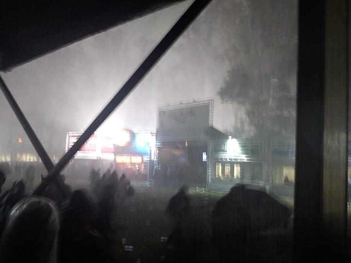 Die Festivalbesucher verlassen das Gelände: Am 18.08.2011 war der Teil einer Bühne nach einem Sturm zusammengebrochen. Drei Menschen wurden getötet, Elf wurden schwerverletzt.