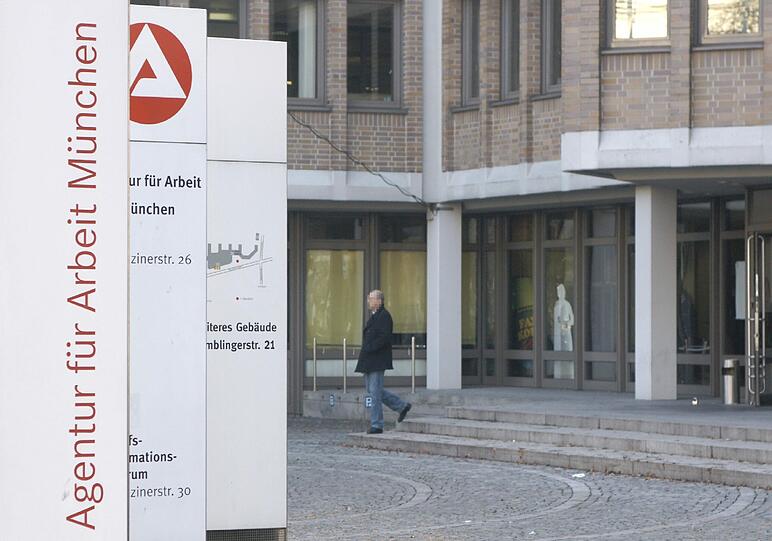 Die Zahl der Arbeitslosen in Bayern ist im November um 1380 auf knapp 220 100 gesunken, wie die Regionaldirektion der Bundesagentur für Arbeit am Mittwoch mitteilte.