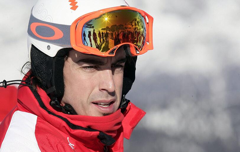 Richtig! Es handelt sich um den spanischen Formel 1-Pilot Fernando Alonso, der sich bei einem PR-Event in Madonna den Spaß nicht nehmen ließ und ein internes Slalom-Turnier mit Yeti-Perücke bewältigte - ob ihn die Haarpracht dabei schneller machte ist nicht überliefert. Unter den Formel 1-Helm würde er diese allerdings wohl kaum bekommen...