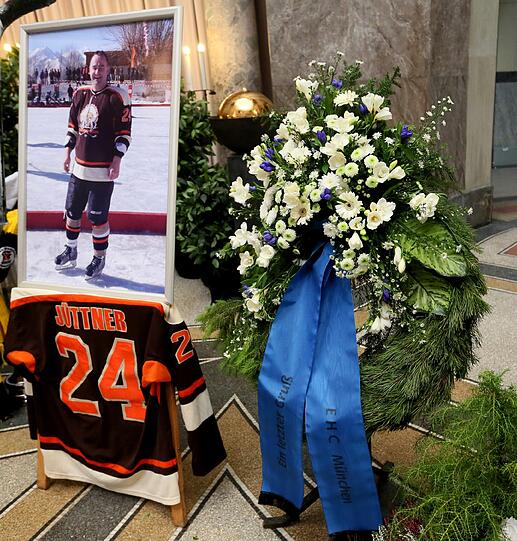 "Ich sterb&rsquo; auf dem Eis", hat Franz Jüttner Freunden oft gesagt. Er ist nur 51 Jahre alt geworden. Neben dem Sarg ist er auf einem Foto im Eishockey-Dress zu sehen.