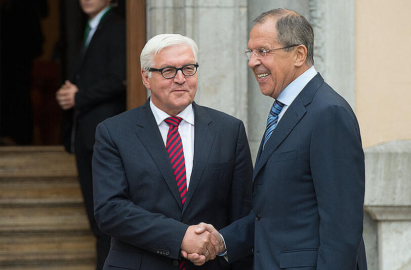 Wie schon zuletzt empfängt der deutsche Außenminister Frank-Walter Steinmeier (l.) (SPD) auch heute Abend die Ressortchefs aus Russland, Frankreich und der Ukraine. Rechts im Bild: Der Außenminister Russlands Sergej Lawrow.