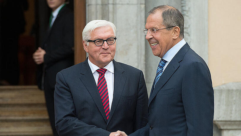 Wie schon zuletzt empfängt der deutsche Außenminister Frank-Walter Steinmeier (l.) (SPD) auch heute Abend die Ressortchefs aus Russland, Frankreich und der Ukraine. Rechts im Bild: Der Außenminister Russlands Sergej Lawrow. Wie schon zuletzt empfängt der deutsche Außenminister Frank-Walter Steinmeier (l.) (SPD) auch heute Abend die Ressortchefs aus Russland, Frankreich und der Ukraine. Rechts im Bild: Der Außenminister Russlands Sergej Lawrow.