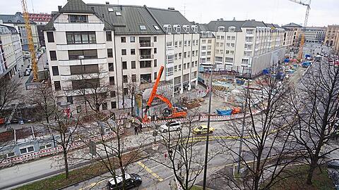 Für den Thomas-Wimmer-Ring schlägt eine Immobilienfirma jetzt einen Kompromiss vor: Die Fahrstreifen und Bäume sollen erhalten bleiben, der Radweg kommt auch.