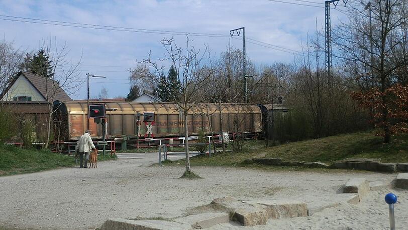 Zu gefährlich für Kinder? Der Spielplatz in der Xaver-Weismor-Straße. Zu gefährlich für Kinder? Der Spielplatz in der Xaver-Weismor-Straße.