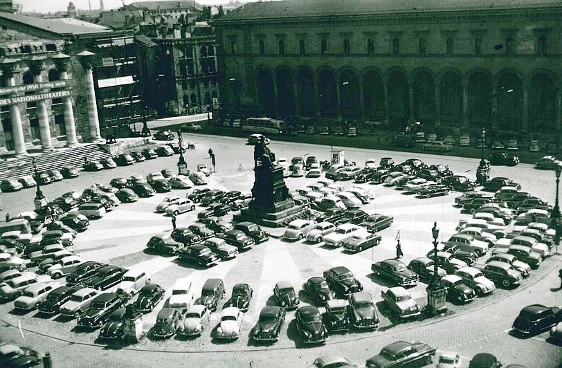 In Reih und Glied: 1956 lichtet Hans Gritsch die anständig abgestellten Autos auf dem Max-Joseph-Platz vor dem Nationaltheater ab. Anfang der
1960er-Jahre wird hier eine Tiefgarage gebaut &ndash; ohne große Rücksicht auf die untertägig erhaltenen Reste des Franziskanerklosters.