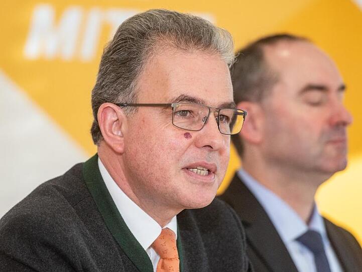 Florian Streibl (Freie Wähler, l) spricht während einer Pressekonferenz. Foto: Armin Weigel/dpa/Archivbild