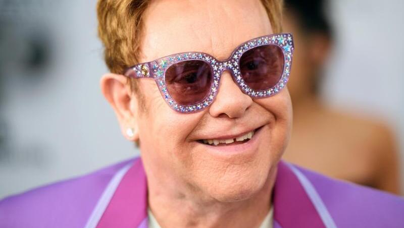 Elton John glaubt, ein Geist bewohne seine Villa in Windsor. Elton John glaubt, ein Geist bewohne seine Villa in Windsor.