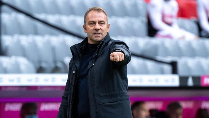Trainer Hansi Flick vom FC Bayern München steht am Spielfeldrand.