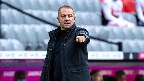 Trainer Hansi Flick vom FC Bayern München steht am Spielfeldrand.
