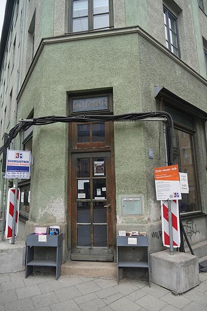 Der Lärm der Gabelsbergerstraße verschwindet, wenn man durch die schmale Tür tritt. Der Lärm der Gabelsbergerstraße verschwindet, wenn man durch die schmale Tür tritt.