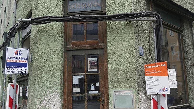 Der Lärm der Gabelsbergerstraße verschwindet, wenn man durch die schmale Tür tritt. Der Lärm der Gabelsbergerstraße verschwindet, wenn man durch die schmale Tür tritt.
