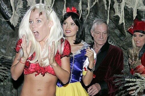 Auch Kendra Wilkinson (ganz links) gruselte es zuletzt in Hefners Playboy-Villa