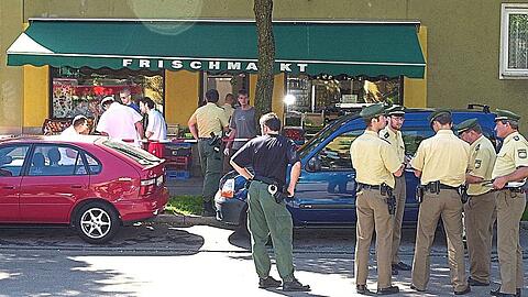 Polizisten im August 2001 vor dem Spezialitätengeschäft der Familie Kiliç in der Bad-Schachener-Straße.