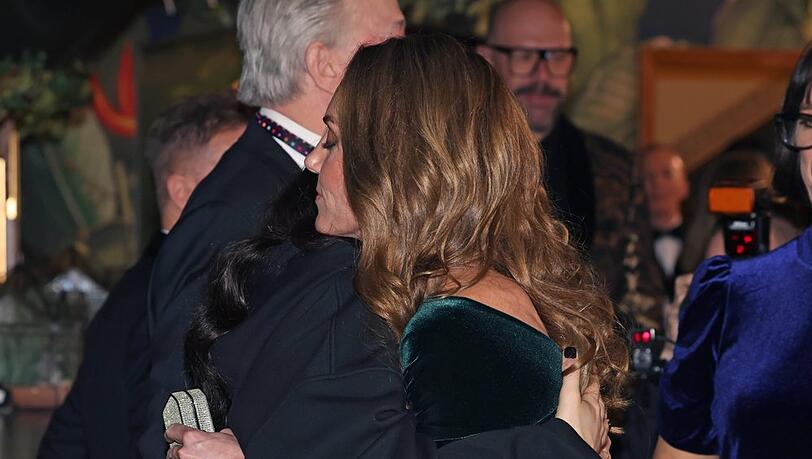 Jessie J (l.) hat Prinzessin Kate bei einer Veranstaltung in London umarmt.