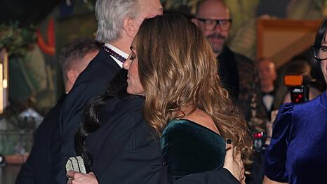 Jessie J (l.) hat Prinzessin Kate bei einer Veranstaltung in London umarmt.