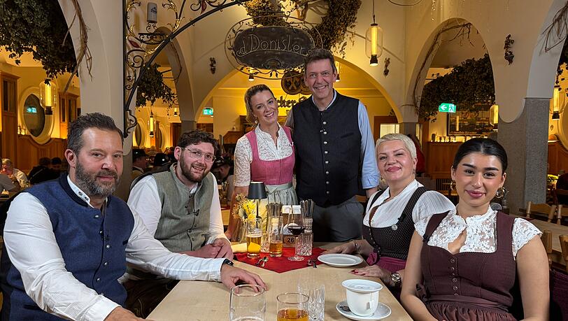 Franziska Kohlpaintner und Peter Reichert (M.) begr&uuml;&szlig;en f&uuml;r den Dreh von "Mein Lokal, dein Lokal" ihre vier Gastro-Kollegen (v.l.) Andre Bahlo (Pescheria), Lukas Weber (Gasthaus Weber), Yesim Celik (Rumeli) und Piya Y&uuml;ce (Piya) im Donisl am Marienplatz.