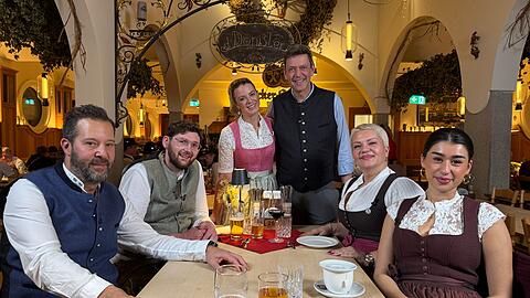Franziska Kohlpaintner und Peter Reichert (M.) begr&uuml;&szlig;en f&uuml;r den Dreh von &bdquo;Mein Lokal, dein Lokal&ldquo; ihre vier Gastro-Kollegen (v.l.) Andre Bahlo (Pescheria), Lukas Weber (Gasthaus Weber), Yesim Celik (Rumeli) und Piya Y&uuml;ce (Piya) im Donisl.