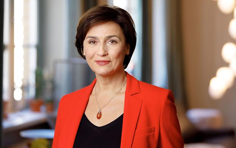Sandra Maischerberger kennen die meisten als Gastgeberin der nach ihr benannten ARD-Talkshow. Sandra Maischerberger kennen die meisten als Gastgeberin der nach ihr benannten ARD-Talkshow.