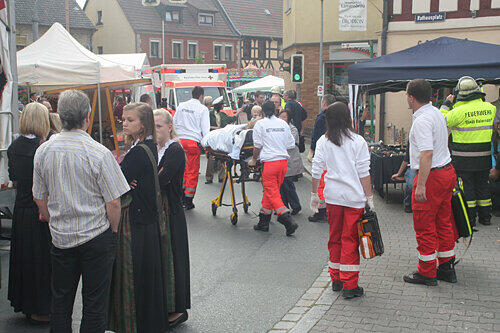 Vier Menschen wurden bei der Amokfahrt auf dem Baiersdorfer Krenmarkt am Wochenende verletzt. Die Verursacherin kam in ärztliche Behandlung, ihre Opfer konnten die Krankenhäuser wieder verlassen.