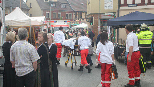 Vier Menschen wurden bei der Amokfahrt auf dem Baiersdorfer Krenmarkt am Wochenende verletzt. Die Verursacherin kam in ärztliche Behandlung, ihre Opfer konnten die Krankenhäuser wieder verlassen. Vier Menschen wurden bei der Amokfahrt auf dem Baiersdorfer Krenmarkt am Wochenende verletzt. Die Verursacherin kam in ärztliche Behandlung, ihre Opfer konnten die Krankenhäuser wieder verlassen.