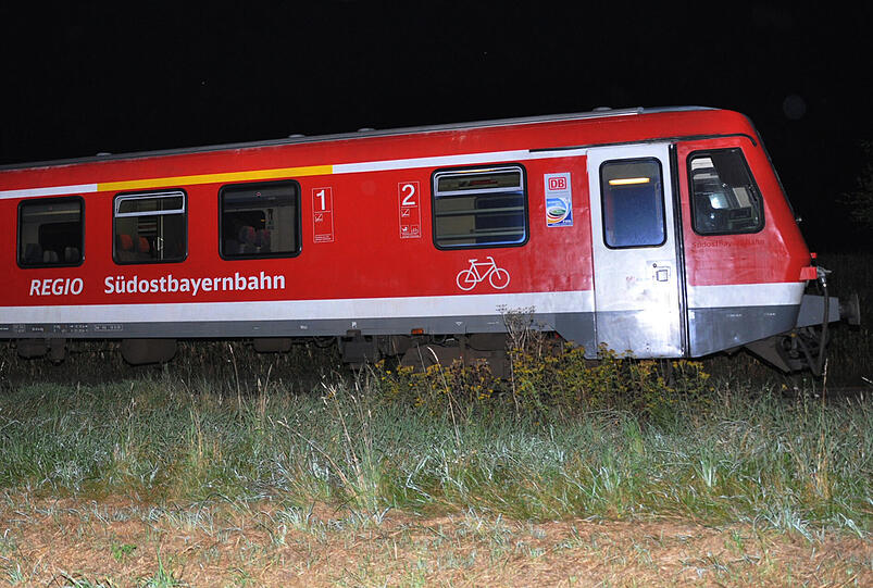 Ein Rollerfahrer und ein Zug prallen bei Mühldorf aufeinander: Der Zweiradfahrer kommt ohne Verletzungen davon